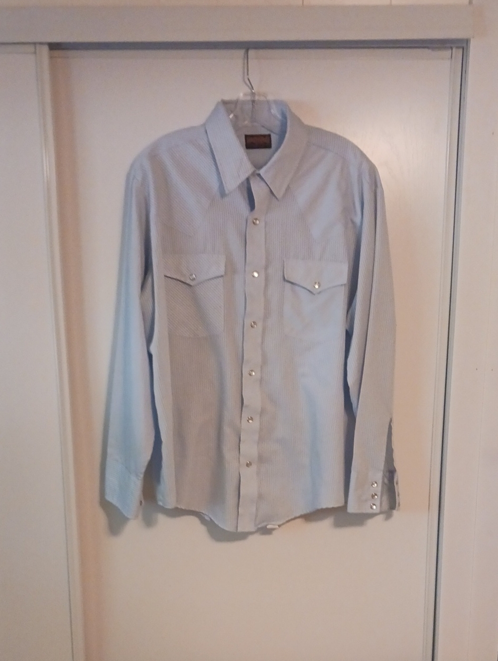Men's Light Blue Long-Sleeve Dress Shirt with Button Pockets